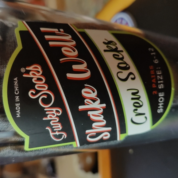 ✔️2-Pack Assorted Martini Shaker Mid Calf Crew Socks - Picture 3 of 4